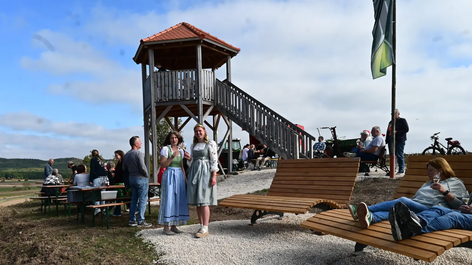 Bei der Bremsertour wurden die Himmelsliegen eingeweiht und gleich getestet. Dazu gab es Tipps von der Weinprinzessin Alisa I.. (Foto: Judith Marschall)