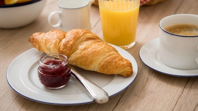 Ein typisches Plundergebäck sind Croissants. (Foto: Christin Klose/dpa-tmn)