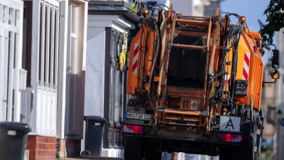 Deutschlands Abfallbranche hat zu wenig Fahrer für die Müllabfuhr. (Foto: Jens Büttner/dpa-Zentralbild/dpa)