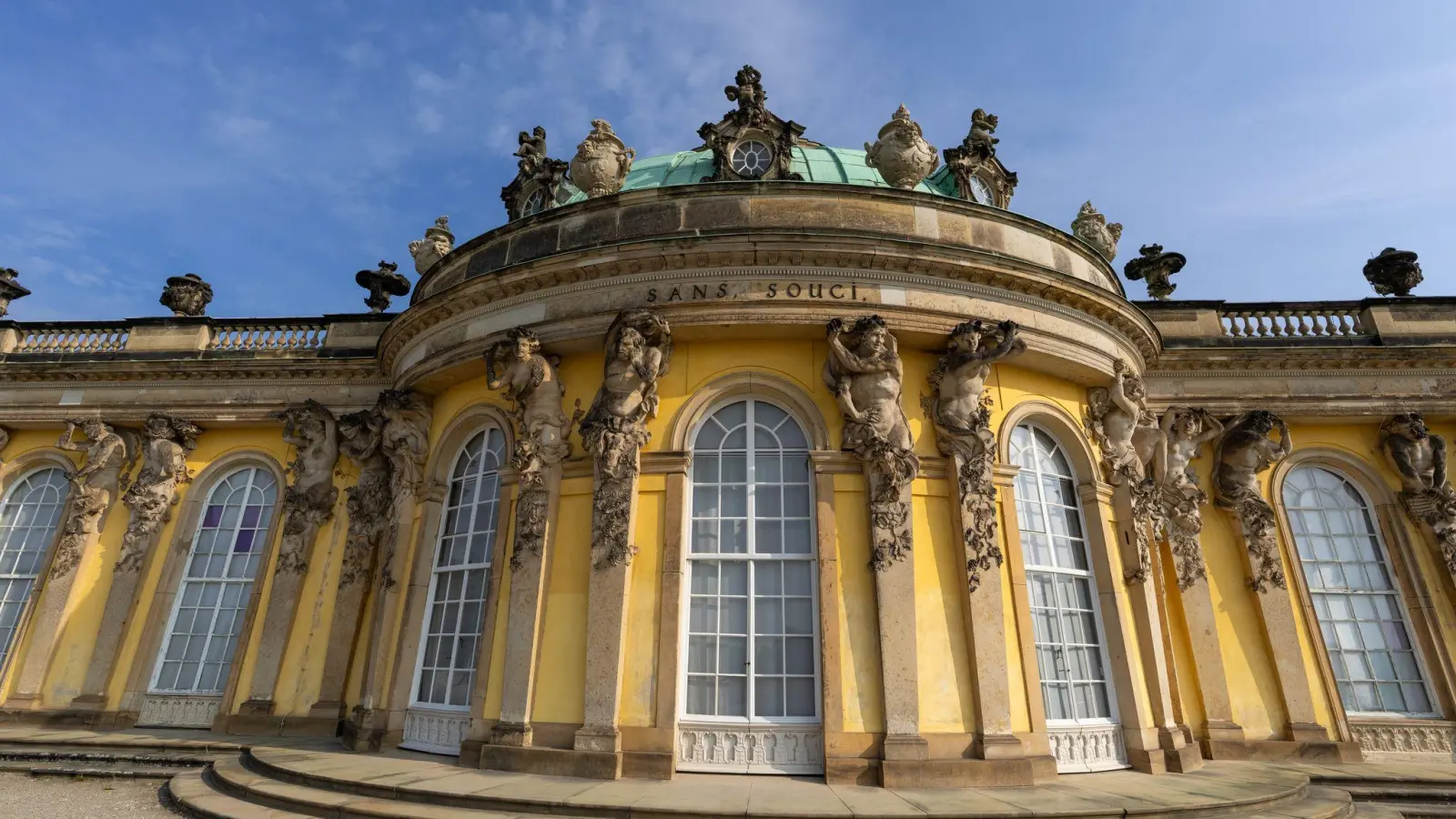 Die Beteiligten an der Einigung über die Kunstschätze der Hohenzollern trafen sich am Dienstag am Potsdamer Schloss Sanssouci. (Archivbild) (Foto: Soeren Stache/dpa/ZB)
