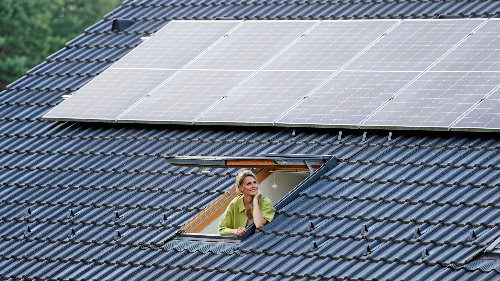 Gute Aussichten für das Haushaltsbudget: selbst erzeugter Strom aus einer PV-Anlage kombiniert mit einer hocheffizienten und brandgeschützten Dachdämmung. (Foto: DJD/puren/Getty Images/Halfpoint Images)