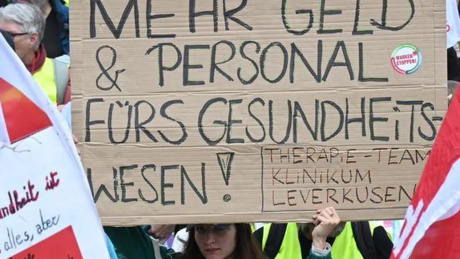 Laut Verdi nahmen 8.000 Menschen an der Demo teil. (Foto: Julian Stratenschulte/dpa)
