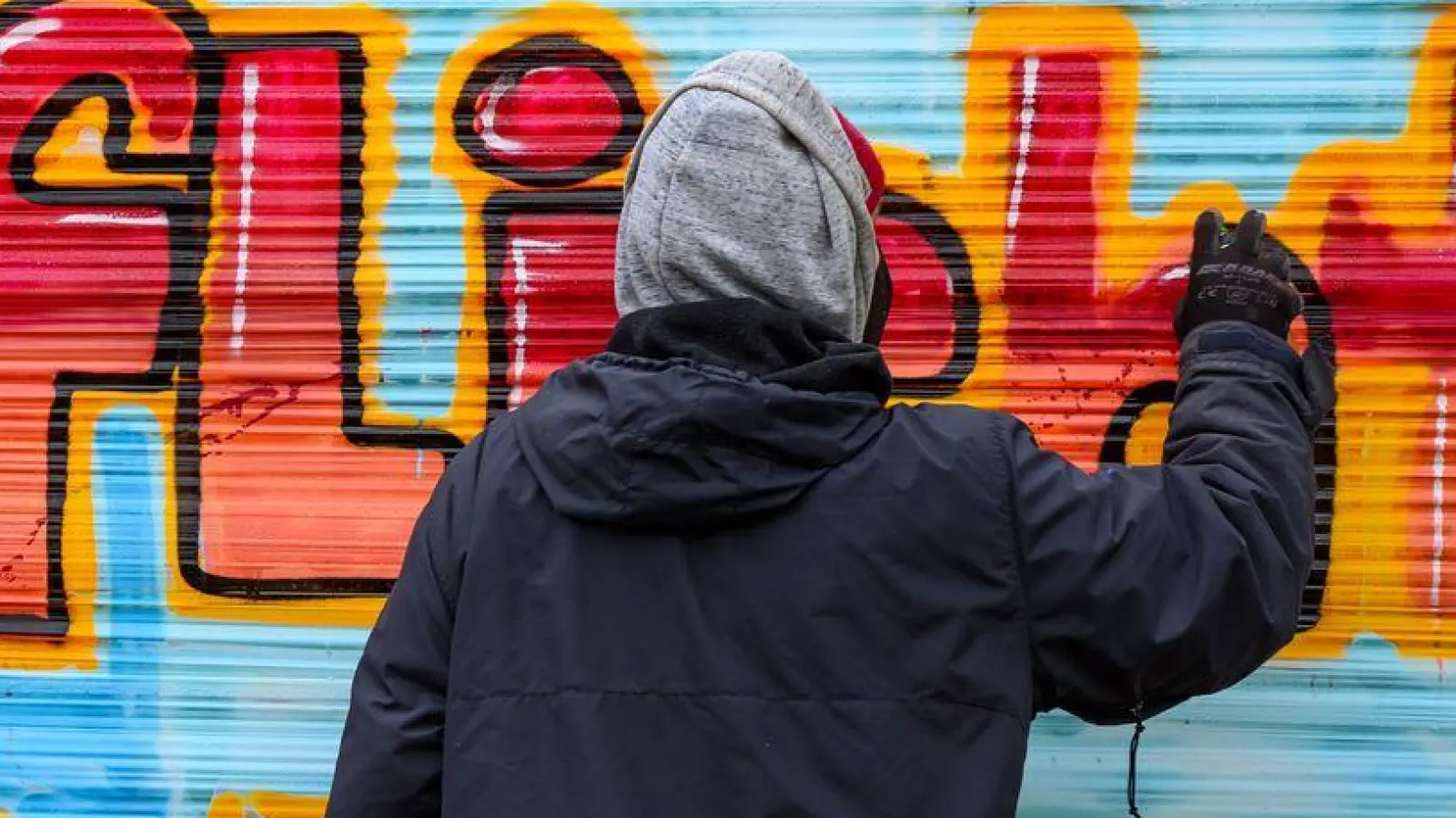 Am Ostermontag wurden jugendliche Sprayer von einer Zeugin beobachtet, wie sie in Neustadt/Aisch die Außenwand des Vermessungsamtes besprühten. (Symbolbild: Patrick Pleul/dpa/dpa-tmn)