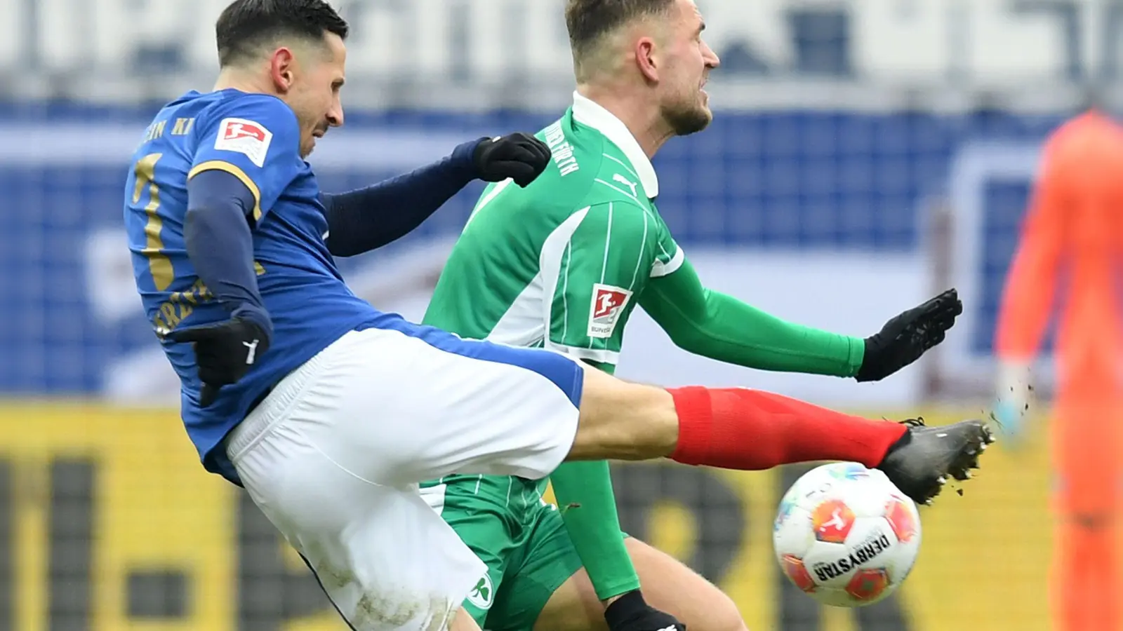 Der Kieler Steven Skrzybski (l) wird vom Fürther Dennis Srbeny geblockt. (Foto: Daniel Bockwoldt/dpa)