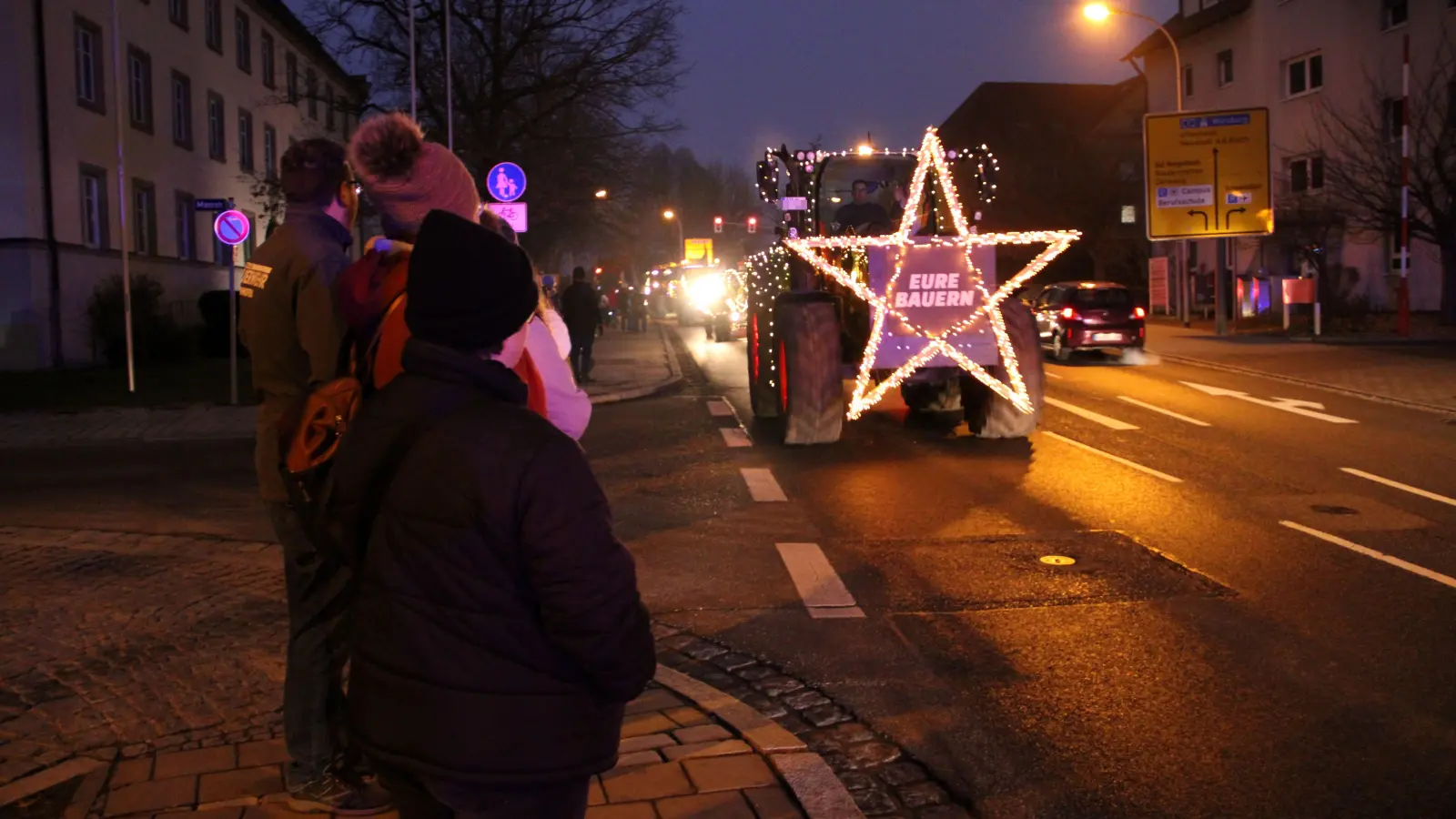 In der Dunkelheit fuhr die Kolonne einmal quer durch die Stadt, durchs Taubertal und über den Heckenacker wieder zurück. (Foto: Clarissa Kleinschrot)