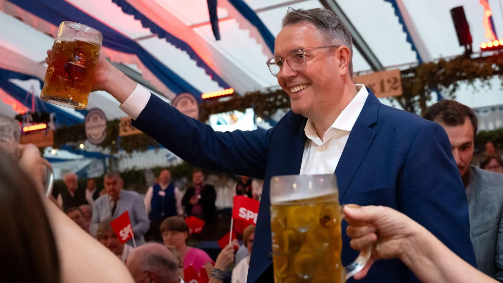 Der rheinland-pfälzische Ministerpräsident Alexander Schweitzer bei seiner Rede am Politischen Gillamoos. (Foto: Sven Hoppe/dpa)