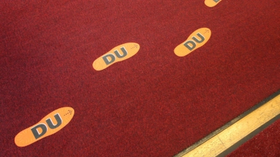 Zum „Du“ geht&#39;s hier lang: Viele Firmen werben inzwischen mit flachen Hierarchien. (Foto: Karl-Josef Hildenbrand/dpa/dpa-tmn)