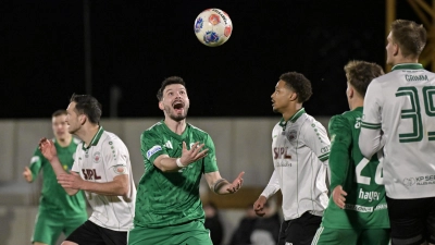 Er ahnt, was gleich passiert und freut sich darauf: Der Ansbacher Patrick Kroiß jubelt über den gepfiffenen Elfmeter im Spiel gegen Eichstätt, die Gegenspieler sind entsetzt (links Lucas Schraufstetter, rechts Alexander Beusch). (Foto: Martin Rügner)