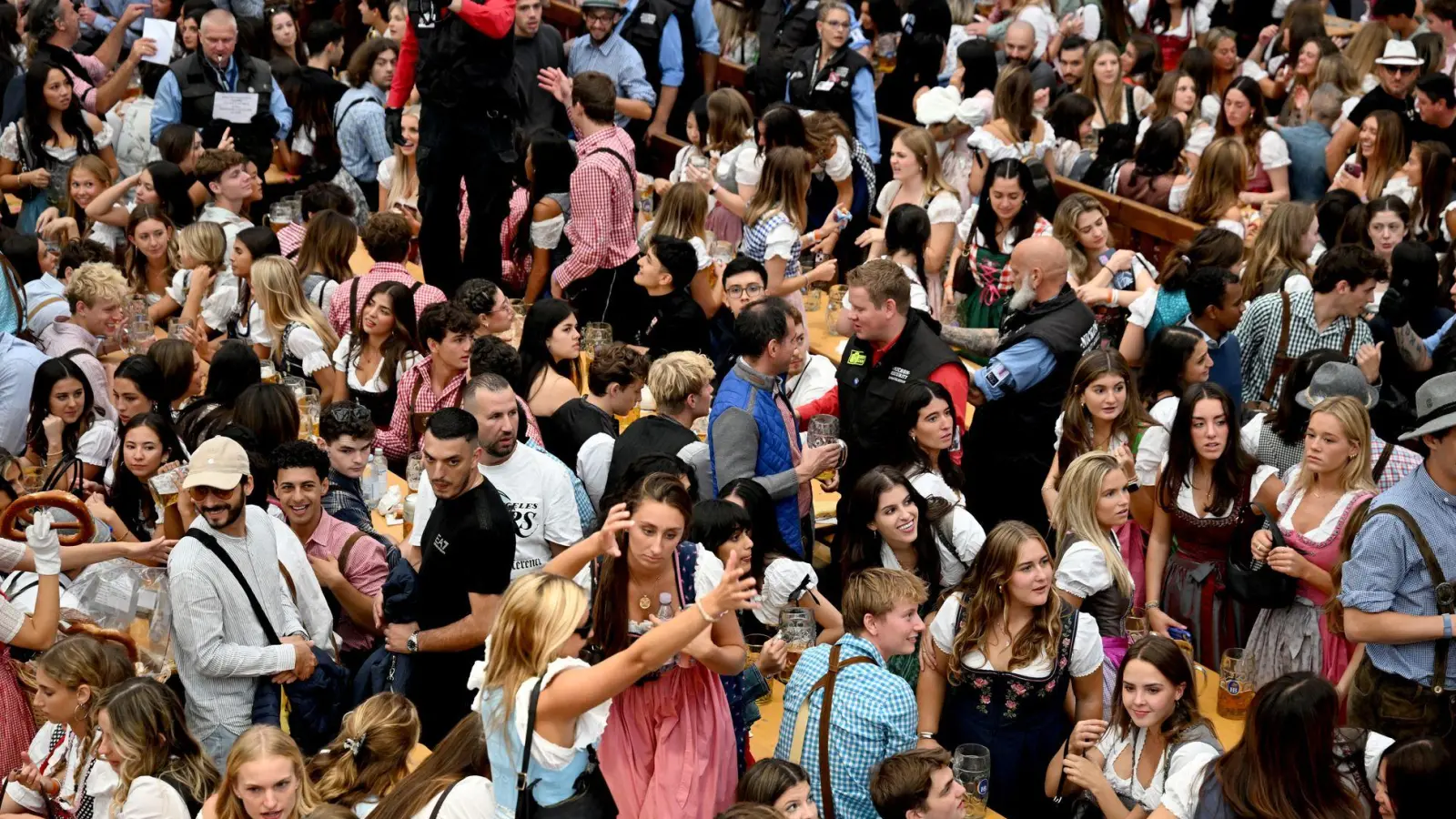Beim Reservierungswechsel wird es voll auf der Wiesn.  (Foto: Felix Hörhager/dpa)