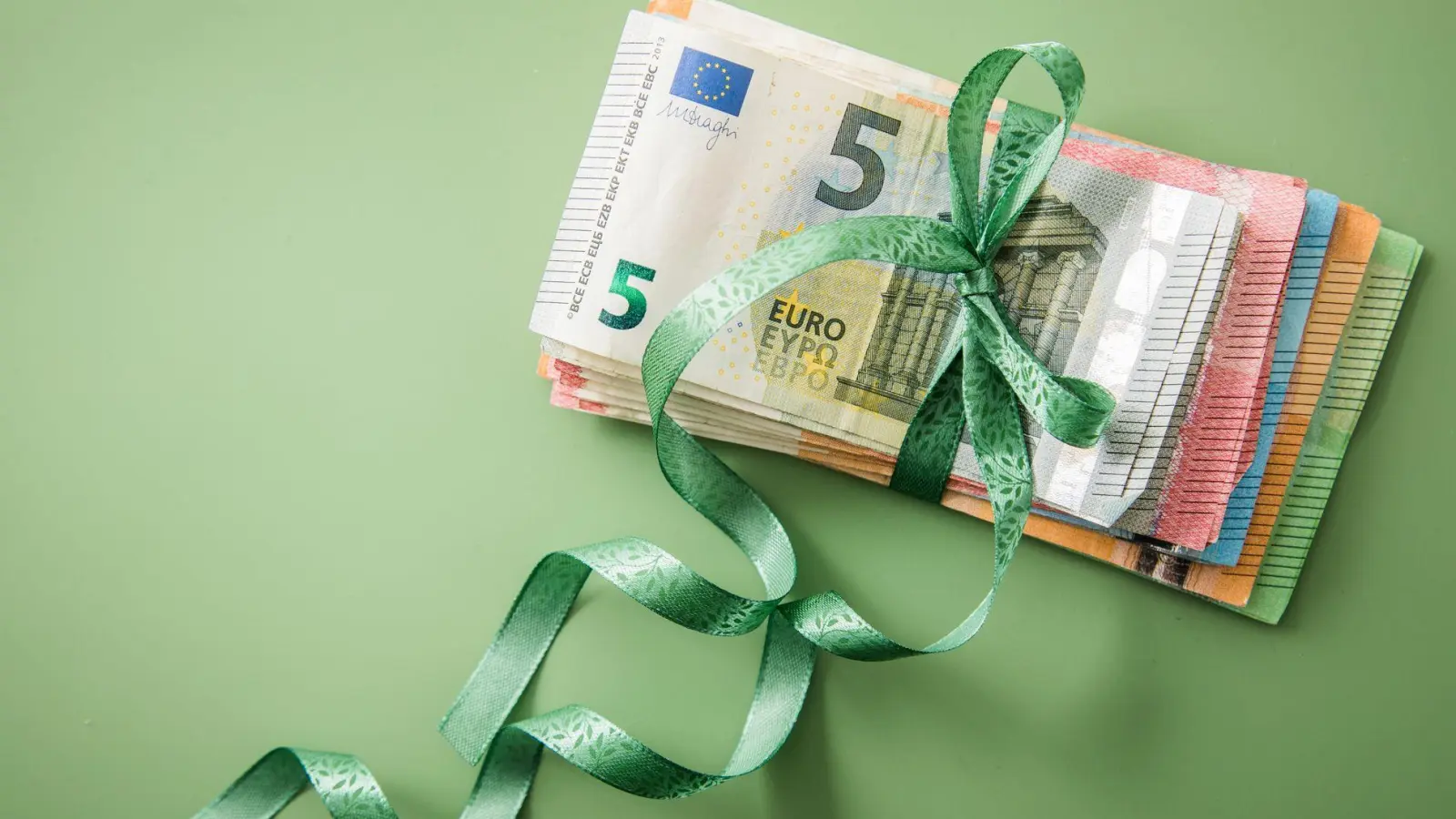 Geldgeschenk erhalten? In den meisten Fällen interessiert das Finanzamt das nicht - sofern der Wert in einem gewissen Rahmen bleibt. (Foto: Christin Klose/dpa Themendienst/dpa-tmn)