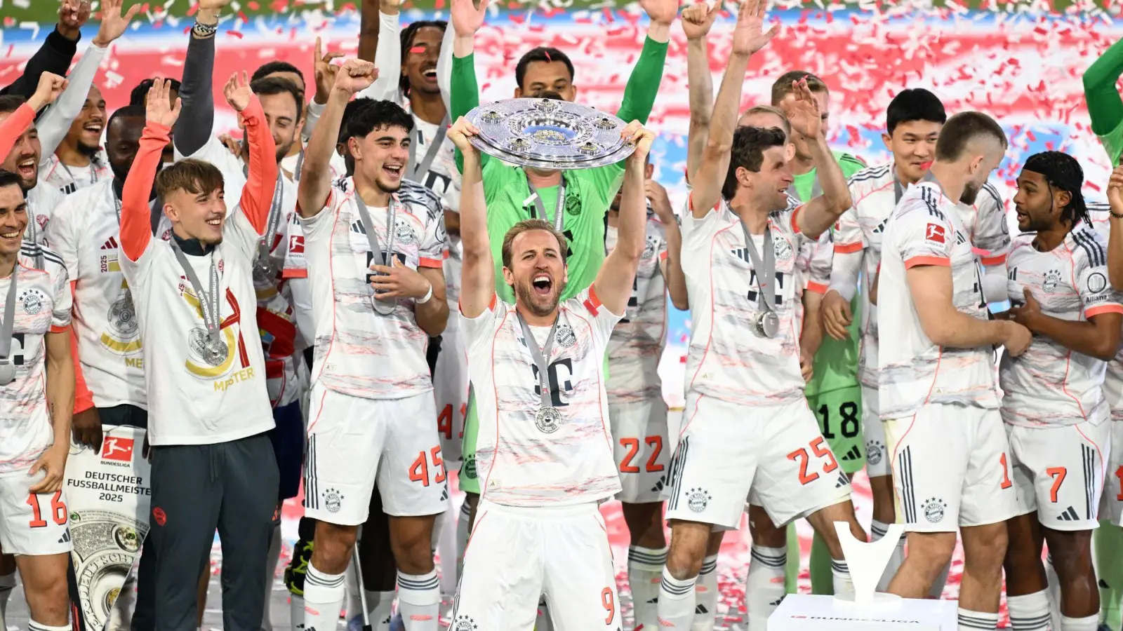 Der FC Bayern um Torjäger Harry Kane bejubelt die Meisterschaft. (Foto: Sven Hoppe/dpa)