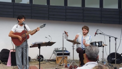 Alessandro Mega (links) und Jonas Schmidt hatten ein reichhaltiges musikalisches Programm zur Italienischen Nacht im Limeseum mitgebracht. (Foto: Jürgen Eisen)
