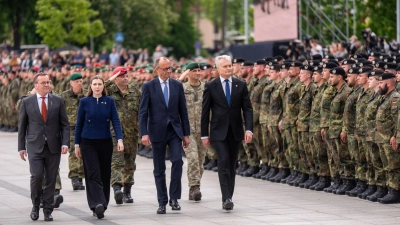 „Wer einen Verbündeten bedroht, muss wissen, dass das <br>gesamte Bündnis gemeinsam jeden Zentimeter des Nato-Territoriums verteidigen wird“, sagte Merz bei der Aufstellung der Panzerbrigade. (Foto: Michael Kappeler/dpa)