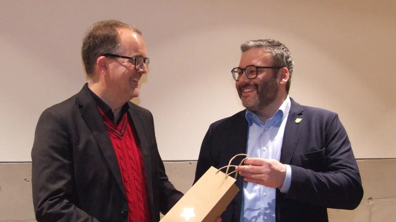 Ehrengast beim Jahresempfang des SPD-Ortsvereins Feuchtwangen war Markus Rinderspacher (links). Nach seinem Vortrag bekam der Vizepräsident des Bayerischen Landtags vom Ortsvorsitzenden Hans Heinrich Unger ein kleines Geschenk überreicht.  (Foto: Jasmin Kiendl)