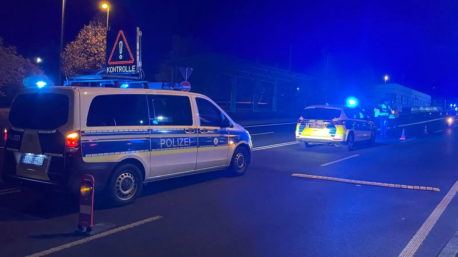 In Schirnding an der Grenze zu Tschechien gibt es seit Oktober 2023 stationäre Kontrollen. (Archivbild) (Foto: Fricke/NEWS5/dpa)