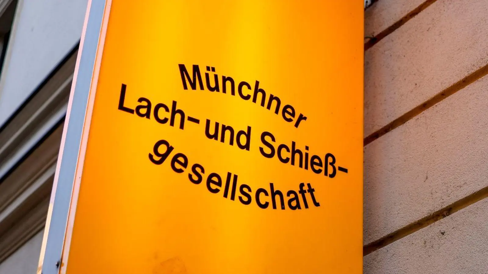 Ein beleuchtetest Schild markiert den Eingang zur Lach- und Schießgesellschaft. Die Stadt München hofft auf die Rettung des politischen Kabaretts. (Foto: Axel Heimken/dpa)