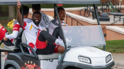 Wohin führt die wilde WM-Fahrt mit der ewigen Turnier-Verheißung Leroy Sané am Steuer?  (Foto: Jan Woitas/dpa)