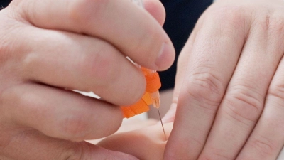 Ein Kinderarzt impft ein Kind: Säuglinge sollten ab sofort eine Impfung gegen Meningokokken B erhalten, sagt die Stiko. (Foto: Julian Stratenschulte/dpa)