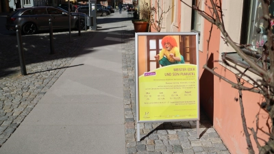 Die Sommerfestspiele des Landestheaters Dinkelsbühl haben sich ihren Platz in der Dinkelsbühler Altstadt bereits erobert. Vor Geschäften wird auf das Programm hingewiesen. (Foto: Martina Haas)