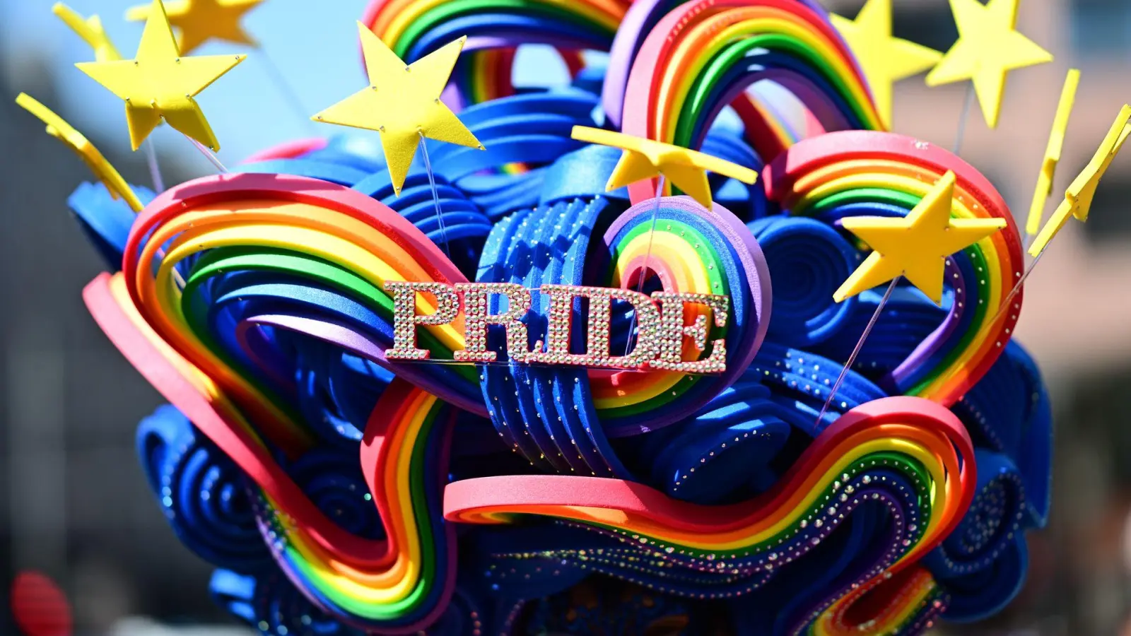 „Pride“: Queere Menschen und ihre Unterstützer feiern in Berlin. (Foto: Fabian Sommer/dpa)