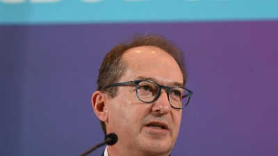 Alexander Dobrindt verlangt, Flüchtlinge gezielt nach Ruanda zu bringen, statt sie in Europa oder Nordafrika zu versorgen. (Foto: Serhat Kocak/dpa)