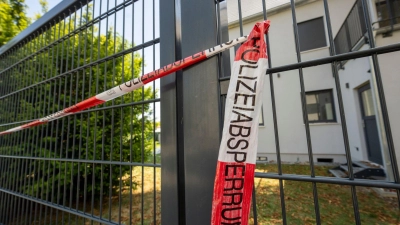 Das Flüchtlingsheim wurde geschlossen und von der Polizei abgesperrt. (Foto: Stefan Puchner/dpa)