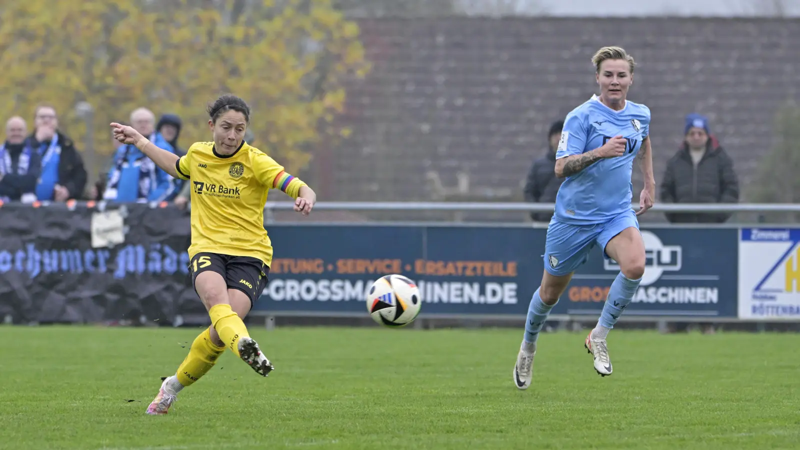 Gleich steht es 1:1: Annika Kömm trifft gegen Bochum. (Foto: Martin Rügner)