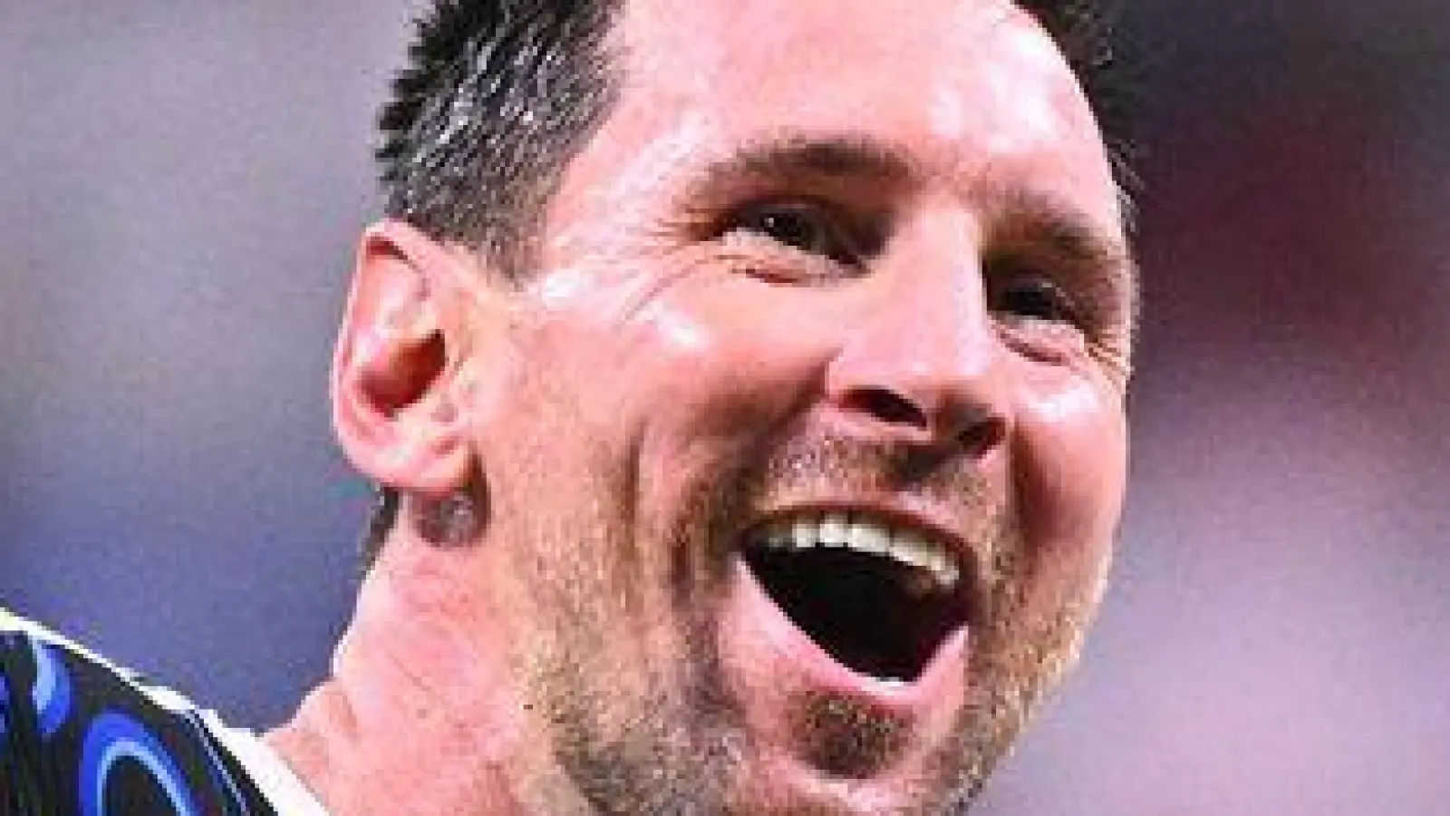 Lionel Messi wird auf Schultern getragen. (Foto: Tom Weller/dpa)