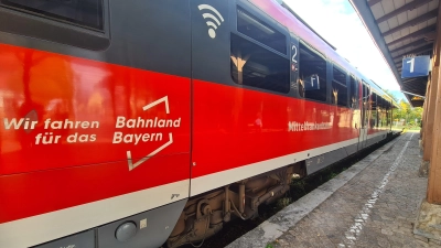 Von Gleis 1 in Rothenburg fahren morgens viele Schülerinnen und Schüler in Richtung Steinach. (Foto: Anna Franck)