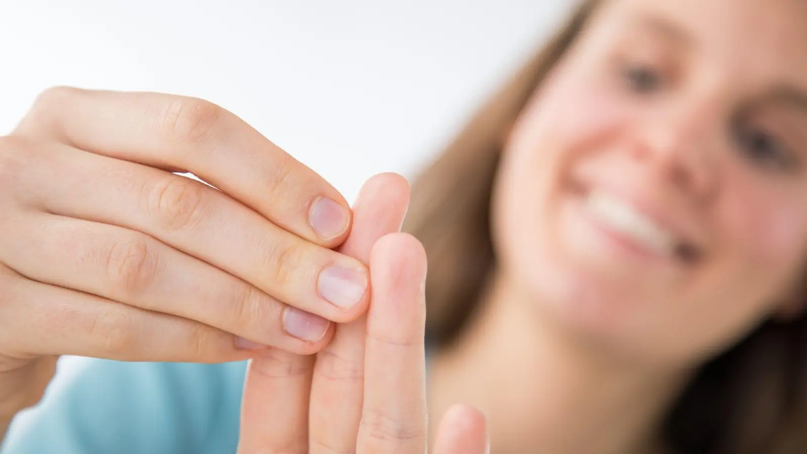 Schön fest? Damit die Fingernägel im Alltag auch alles ohne Splittern aushalten, kann man ein wenig nachhelfen. (Foto: Christin Klose/dpa-tmn)