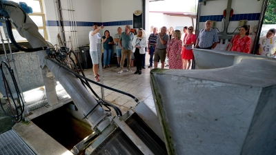 Klärwerksleiter Julian Scheuenstuhl führte die Interessierten durch die Anlage.<br> (Foto: Heinz Wraneschitz )