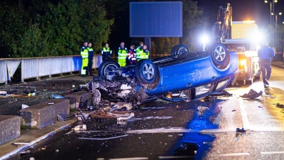 Der Autofahrer blieb offenbar unverletzt - gravierende Folgen hat der Unfall trotzdem. (Foto: Moritz Frankenberg/dpa)