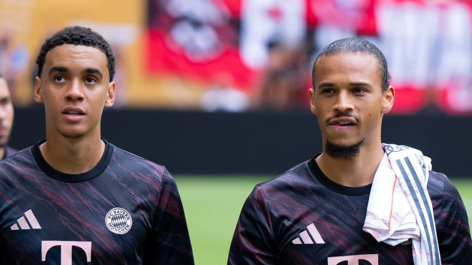 Jamal Musiala (l) und Leroy Sané waren beim FC Bayern lange Teamkollegen. (Foto: Sven Hoppe/dpa)