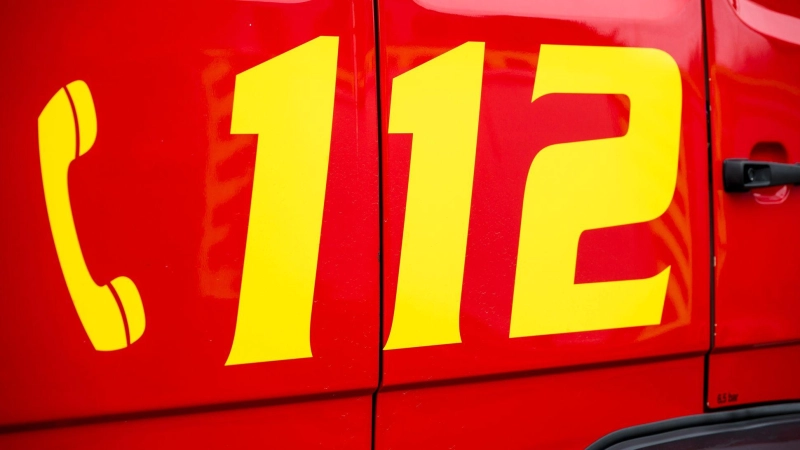 Gleich vier Feuerwehren waren vor Ort, um einen brennenden Pritschenwagen zu löschen. (Symbolbild: Daniel Vogl/dpa)