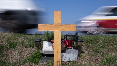 Jedes Kreuz eine Erinnerung: Über 2.800 Verkehrstote waren es 2025. (Archivbild) (Foto: Boris Roessler/dpa)