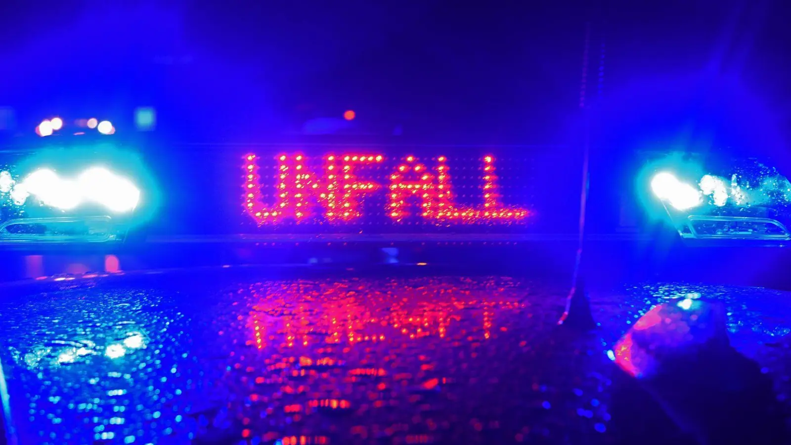 Ein Passant fand den Schwerverletzten abends regungslos auf einer Straße in Mitterteich. (Symbolbild) (Foto: Stefan Puchner/dpa)