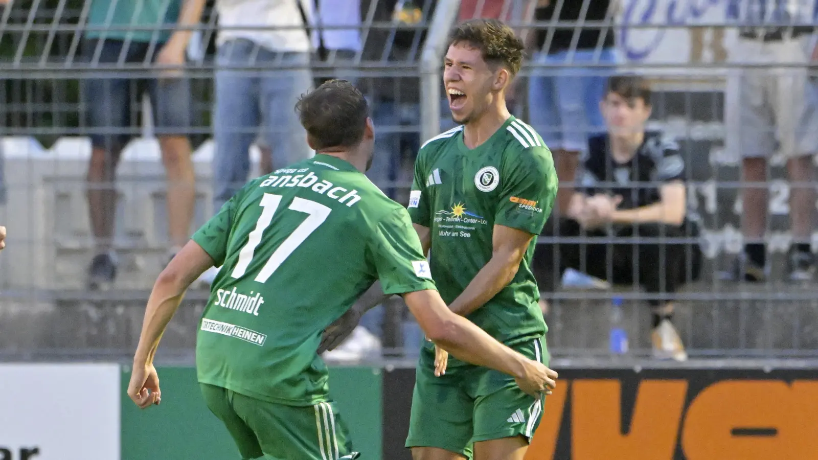 „Ich habe beim Aufwärmen schon gemerkt, dass ich einen guten Fuß habe”: Torschütze Björn Angermeier (rechts) freut sich mit Lukas Schmidt über das 2:1. (Foto: Martin Rügner)