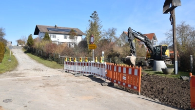 Im Siedlungsgebiet im Osten von Altmannshausen haben die Tiefbauarbeiten begonnen. Die Hauptachse ist deswegen derzeit gesperrt. Auch aus der im Foto abgebildeten geschotterten Abzweigung hangaufwärts soll – nach Jahrzehnten – noch eine Straße nach üblichen Standards werden. (Foto: Andreas Reum)