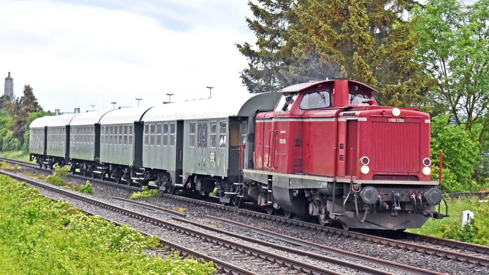 Mit historischen Wagen und einer Diesellok an der Spitze wird der Reaktivierungs-Express am Sonntag, 7. Mai, auf der südlichen Hesselbergbahn von Nördlingen nach Wassertrüdingen fahren. (Foto: Holger Graf)