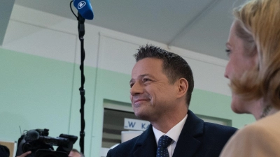 Der liberalkonservative Rafal Trzaskowski gewinnt die erste Runde der Präsidentenwahl mit hauchdünnem Vorsprung. Nun muss er in die Stichwahl.  (Foto: Marek Antoni Iwanczuk/SOPA Images via ZUMA Press Wire/dpa)