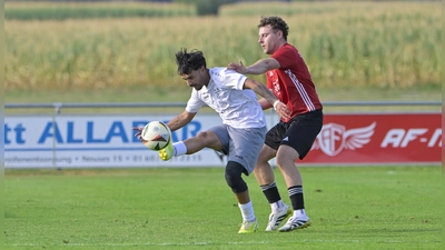 Alberto Ramic (in einem anderen Spiel) erzielte das 1:1 für Neuses, am Ende zog jedoch Burgoberbach mit 2:1 in die zweite Pokalrunde ein. (Foto: Martin Rügner)