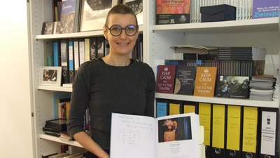 Dr. Maria Wüstenhagen, stellvertretende Intendantin, Dramaturgin und Kulturbüro-Leiterin, freut sich über das positive Feedback, das im Gästebuch der Kreuzgangspiele dokumentiert ist. (Foto: Jasmin Kiendl)