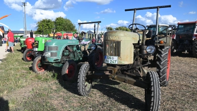 Traktor-Klassiker in Reih und Glied – mal mit Patina, mal top-restauriert – gibt es am Samstag wieder in Wieseths Ortsteil Deffersdorf zu sehen. Das Foto entstand im vergangenen Jahr. (Archivbild: Wolfgang Grebenhof)