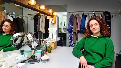 Anna Woll in ihrer Garderobe: Die Schauspielerin ist am Theater Ansbach derzeit als Antigone in der gleichnamigen Tragödie von Sophokles zu erleben. Die Rolle kostet Kraft. (Foto: Anna Beigel)