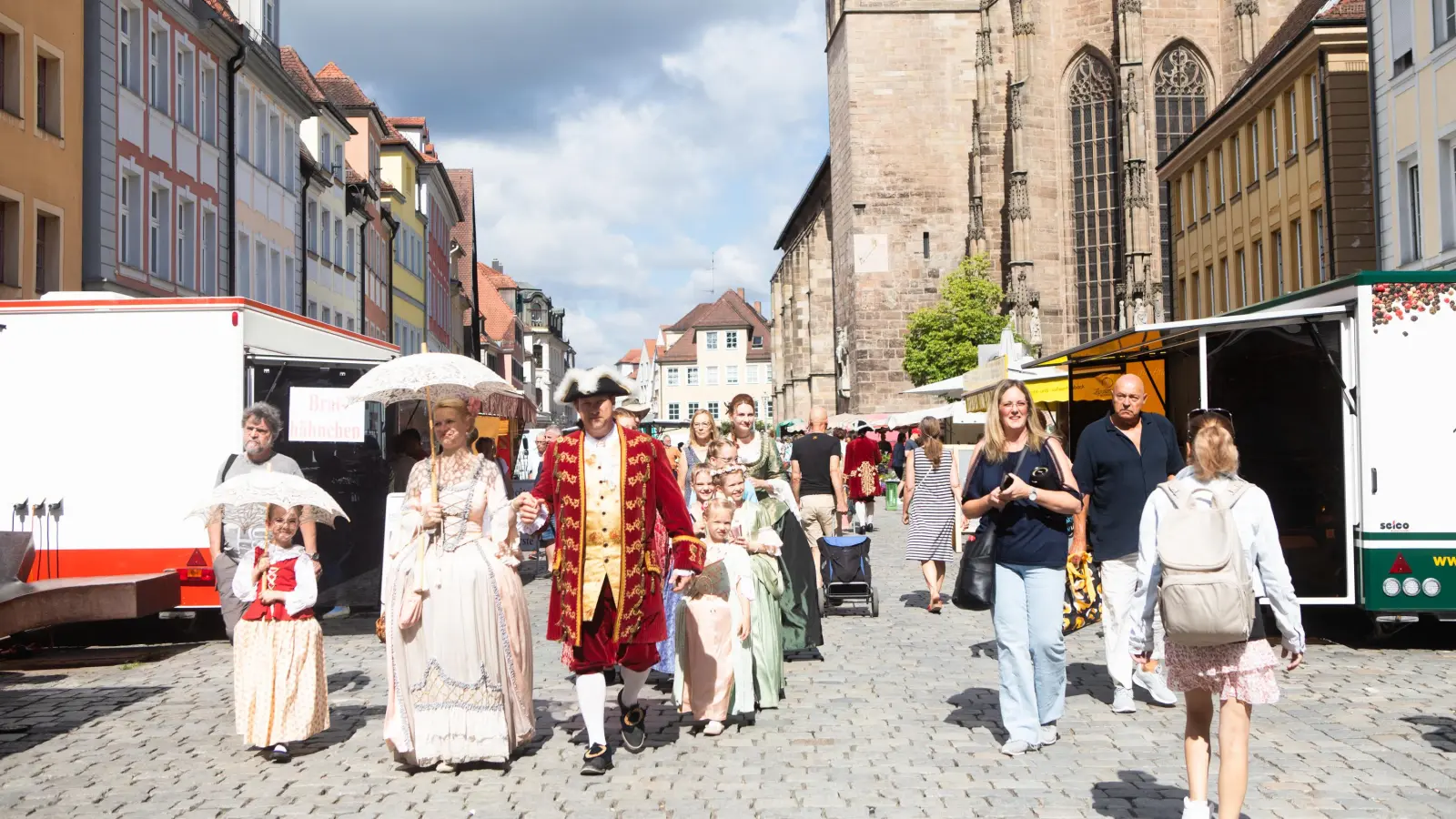 Bodo und Christina Schmedemann als edles Paar mischen sich mit anderen Mitgliedern des Heimatvereins auf dem Martin-Luther-Platz unter die Menschen. (Foto: Evi Lemberger)