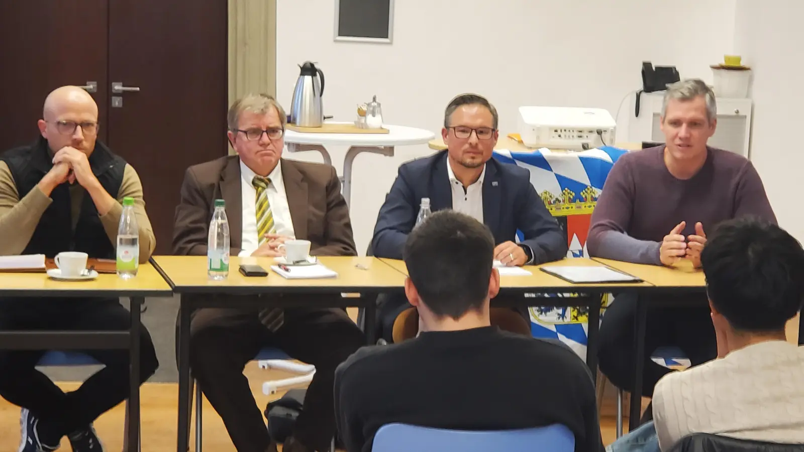 Johannes Meier (AfD), Harry Scheuenstuhl (SPD), Werner Stieglitz (CSU) und Christian Zwanziger (Bündnis 90/Die Grünen) stellten sich einem kleinen Teil der insgesamt fast 200 Fragen, welche die Zwölftklässler und Zwölftklässlerinnen zum Abschluss des Planspiels Landtag für die Abgeordneten gesammelt hatten. (Foto: Ulli Ganter)