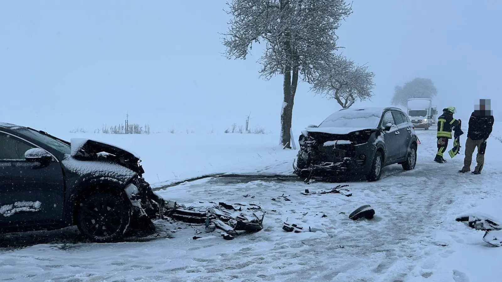 Die beiden Fahrzeuge waren zwischen Uffenheim und Ulsenheim auf schneebedeckter Fahrbahn zusammengestoßen. (Foto: Feuerwehr Ulsenheim)
