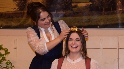 Julia Schmidt krönt Christiane Hahn zur neuen Ippesheimer Weinprinzessin. (Foto: Gerhard Krämer)