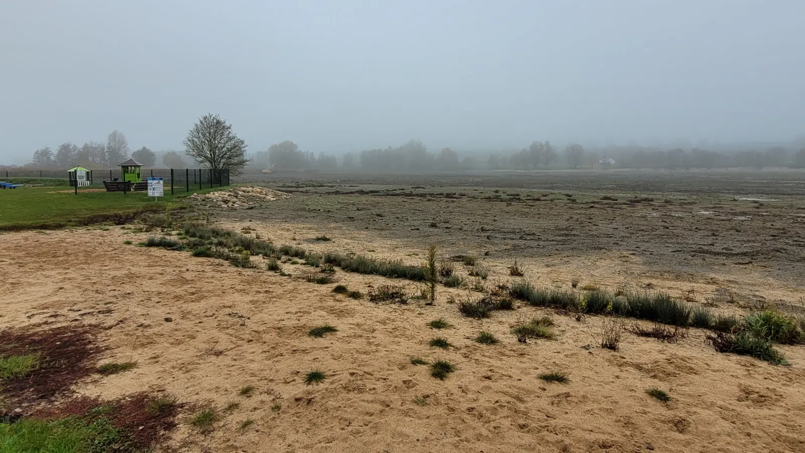 Im kommenden Frühjahr soll im Obernzenner See wieder geschwommen werden. Noch ist er trocken gelegt. (Foto: Nina Daebel)
