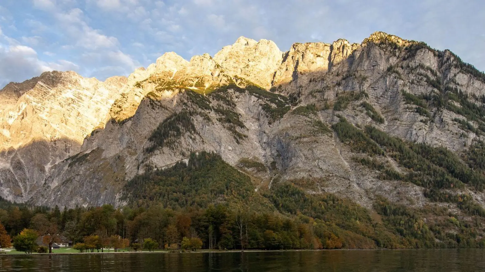 Die Hütte am Watzmann bietet Schutz bei schlechtem Wetter und kann als Unterstand Leben retten. (Archivbild) (Foto: Lino Mirgeler/dpa)